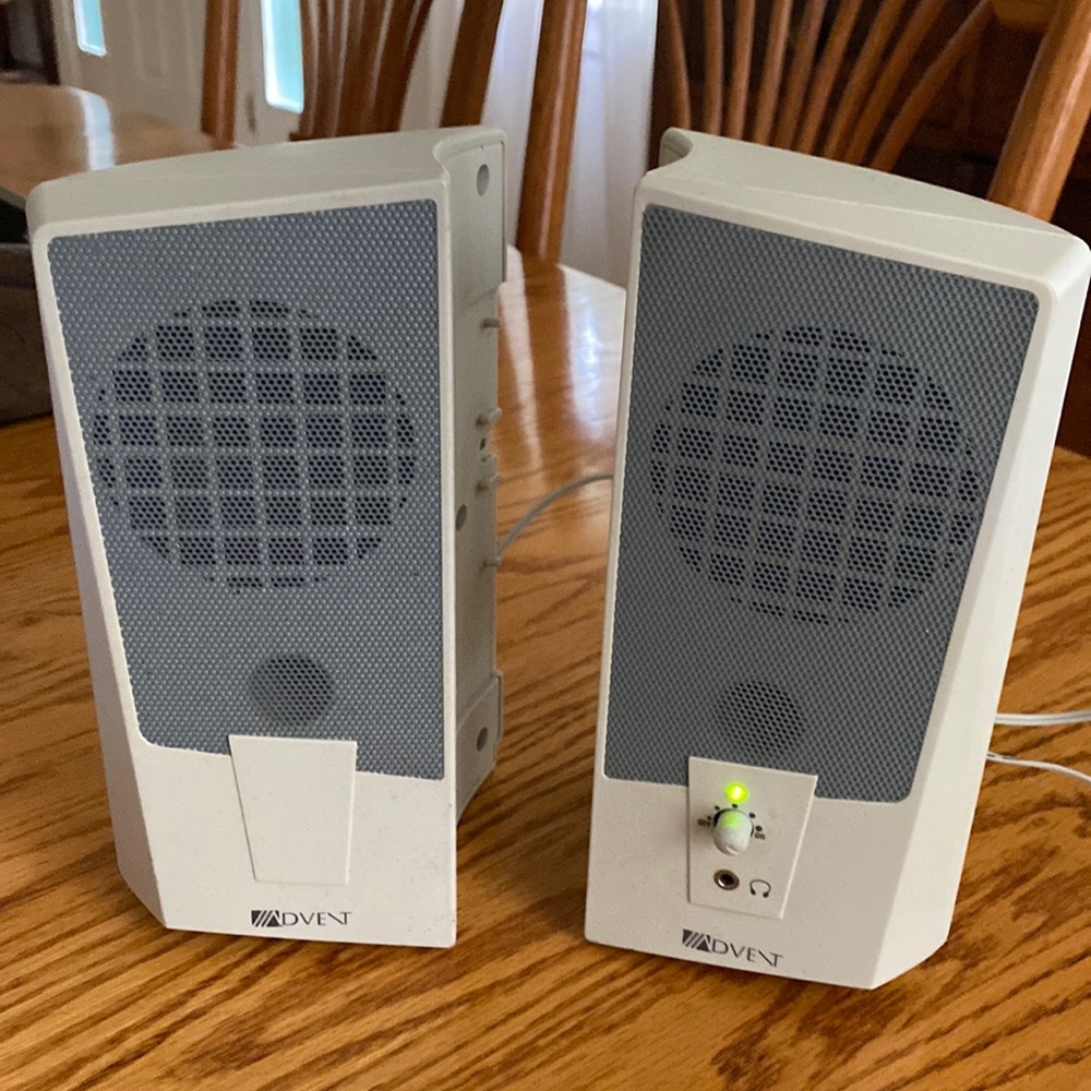 Advent pair of speakers